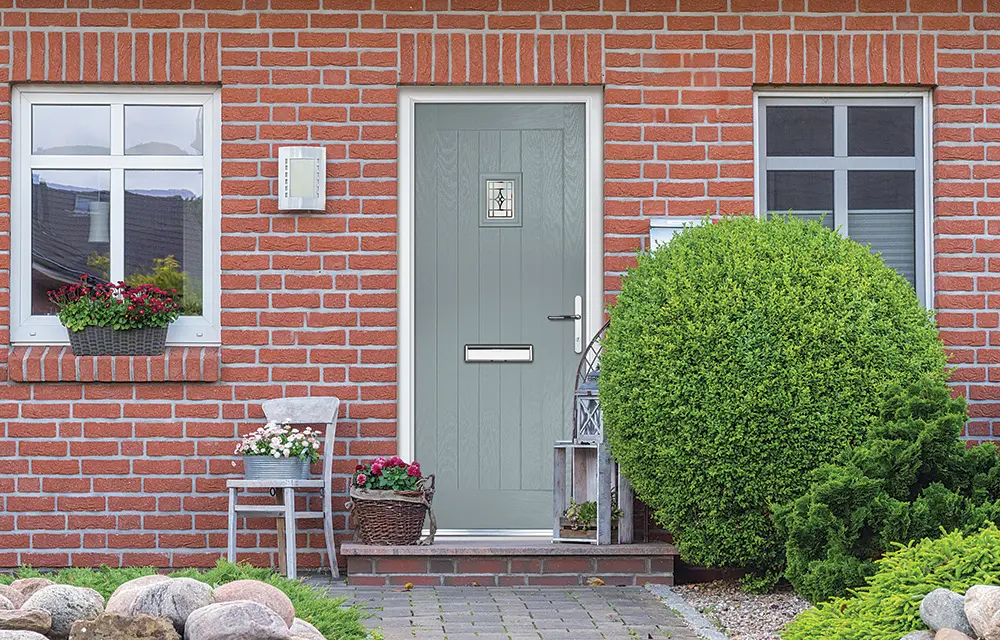 Weiße Tür eines Hauses mit weißen Fenstern